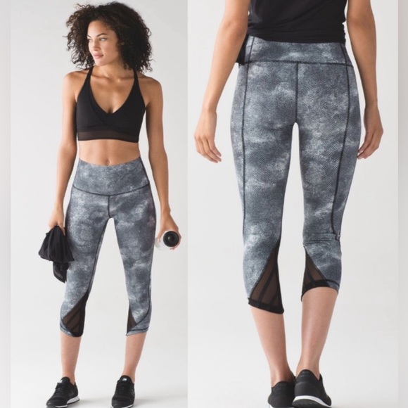 Lululemon Essential Rhythm Crop Full-On Luxtreme Diffusion White Black Size 6 - Picture 1 of 12